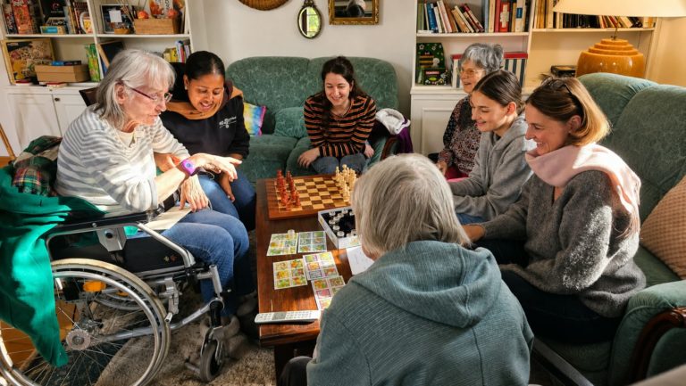 Habitants et accompagnantes autour d'un jeu, au salon