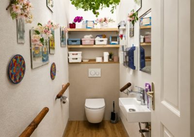 Une salle d'eau adaptée avec barres d'appui, WC suspendu et lavabo