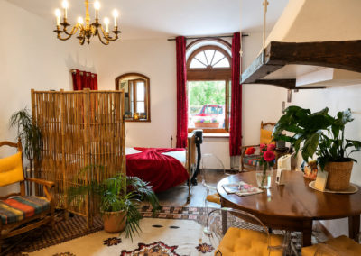 Chambre Bambou : la pièce à vivre avec paravent en bambou et table
