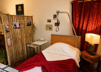 Chambre Bambou : le coin nuit derrière le paravent en bambou