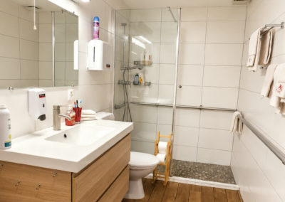 Chambre Bambou : la salle de bain privée avec douche de plain-pied