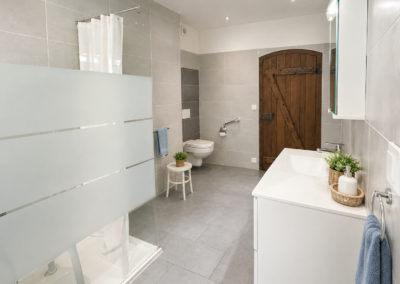 Chambre Érables : la salle de bain privée avec douche de plain-pied