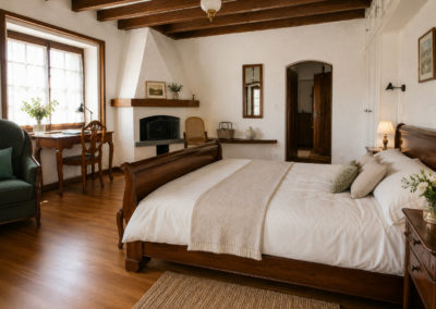 Chambre Oliviers : le lit, la cheminée et le bureau