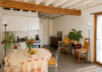 Studio Annexe : le coin cuisine équipé et l'espace repas